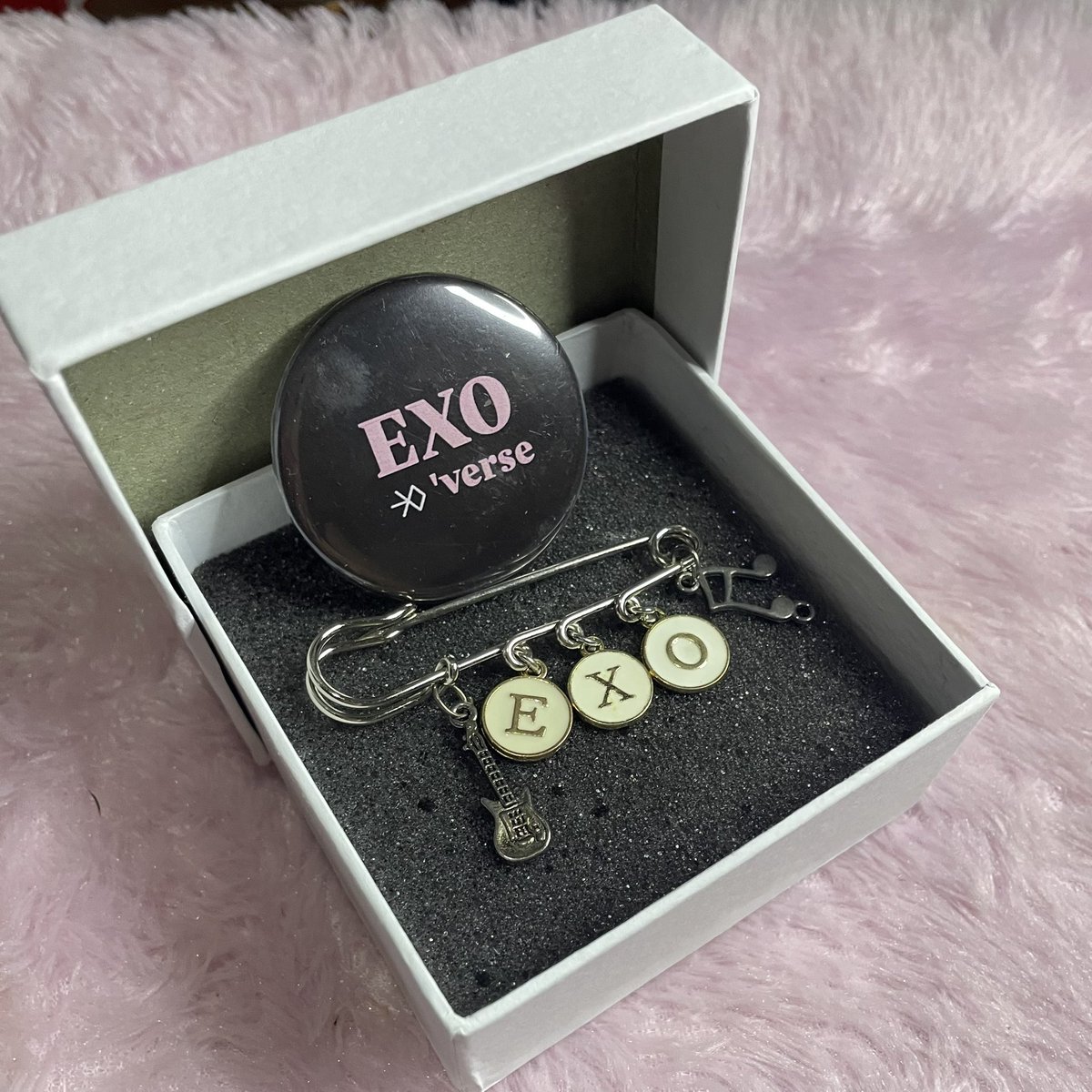 mantumamapark_'s tweet photo. Makasih kak @Shiho_shiholee untuk breastpin EXO-nya. Cakep &amp; gemes banget ternyataa😍🫶🏻

#latepost https://t.co/1Yp6jc9tHv
