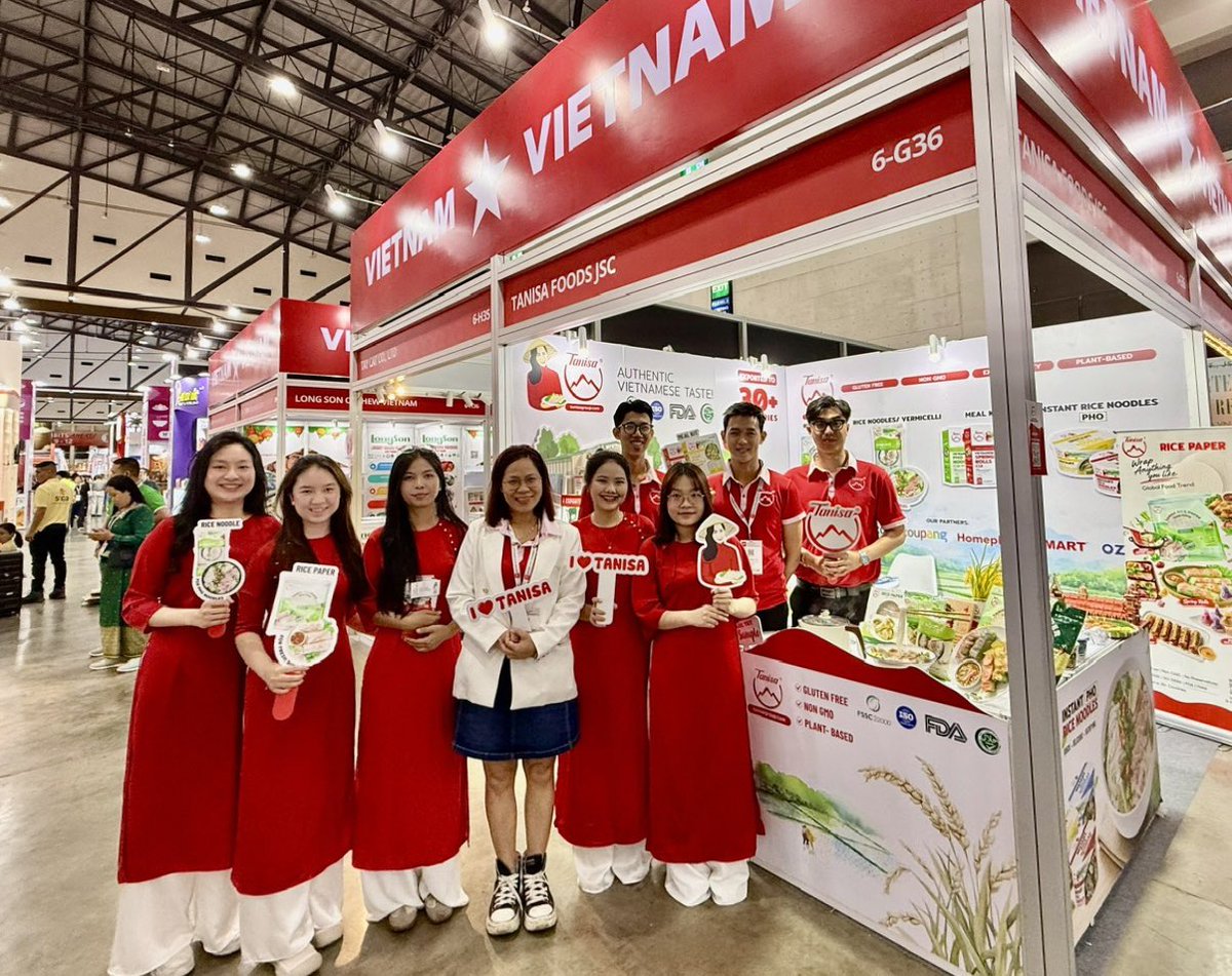 Estelle_Tanisa's tweet photo. Ngày đầu tiên tại Thaifex của team #Tanisa, gặp đúng khách hàng mục tiêu, đôi khi cả triển lãm chỉ cần chốt vài Kh mục tiêu là tốt zồi…
#Tanisa #ricepaper #THAIFEXAnugaAsia https://t.co/Aek3Fn32n5