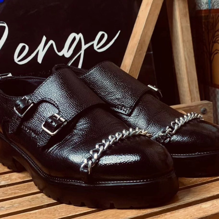 david_zenge's tweet photo. @abazwhyllzz I am Zenge
I make really nice footwears 
Dm to other some https://t.co/s6REzsrNZJ