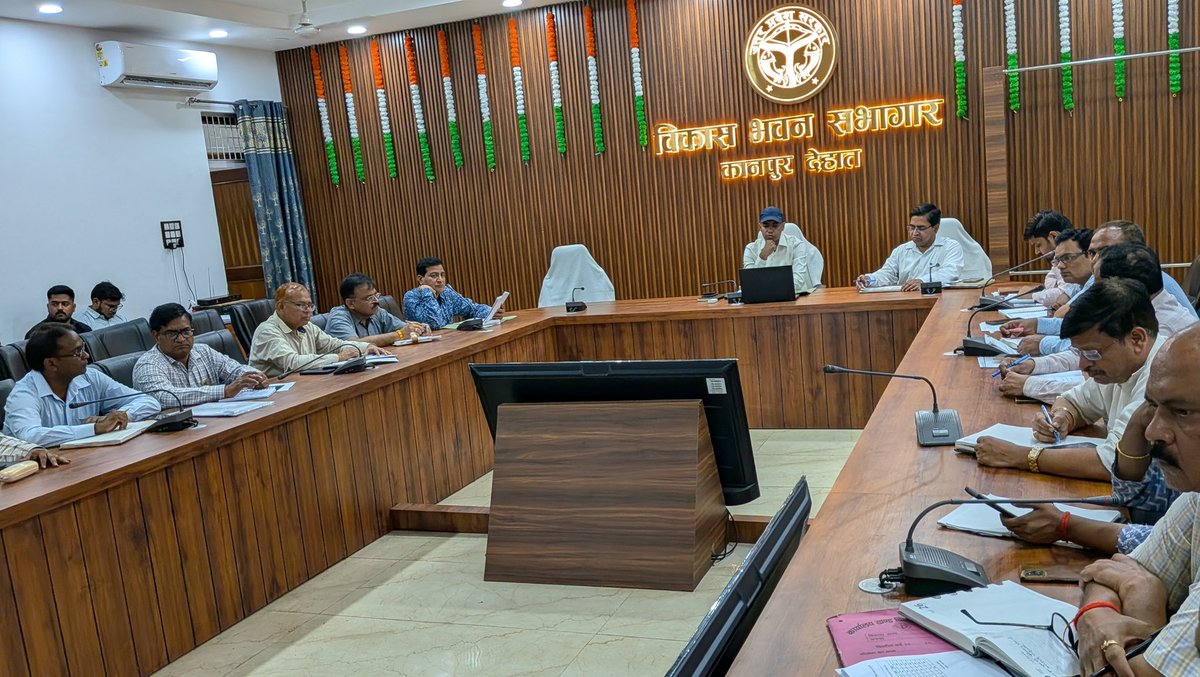 CdoKanpurDehat's tweet photo. मुख्य विकास अधिकारी की अध्यक्षता में गौ आश्रय स्थलों के सुचारू संचालन व व्यवस्थाओं को लेकर समीक्षा बैठक की गई।बैठक में निराश्रितगोवंश को सुरक्षित रखने,चारे-पानी की उत्तम व्यवस्था,नियमित स्वास्थ्यपरीक्षण और आश्रय स्थलों की साफसफाई को लेकर कड़े निर्देश दिए गए।@Dept_of_AHD
@UPGovt https://t.co/rpvk1Mcp3G