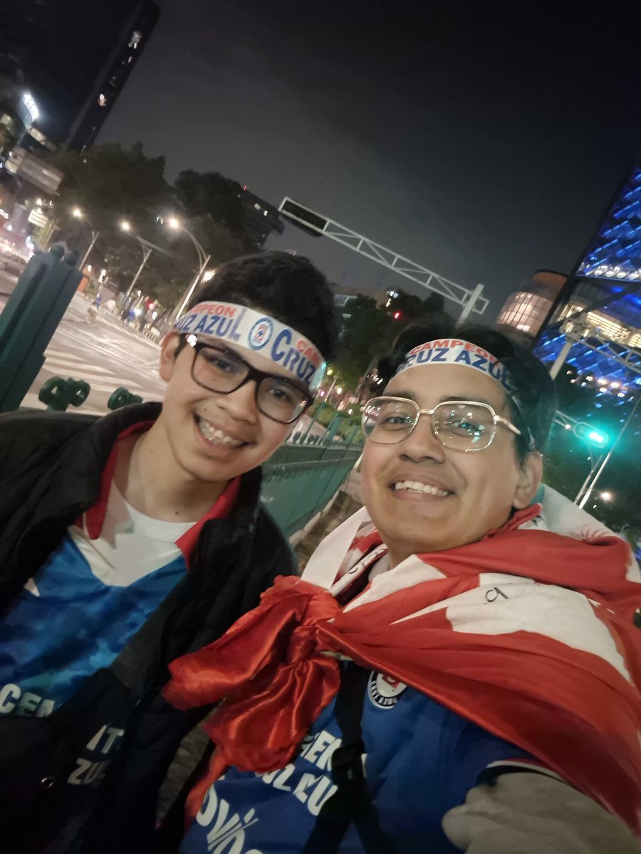 Numazu_MX's tweet photo. Ayer, Cruz Azul fue campeón de Liga MX. Festejé la obtención del décimo título de liga en el Ángel de la Independencia con mi hermano menor. 🥹 https://t.co/aVL4PxKeXP
