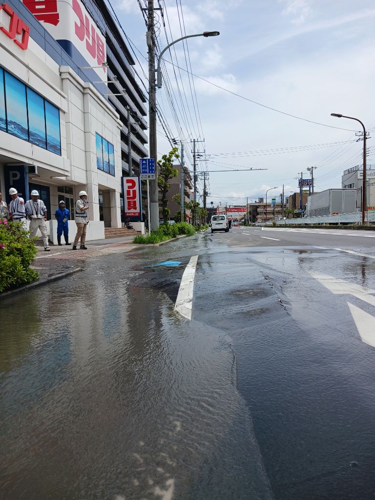 ichikawa_shi's tweet photo. ⚠南行徳駅前通りで道路冠水による交通規制⚠

現在、市川市南行徳１丁目２２番地先（南行徳駅前通り）で、上水道管の漏水による道路冠水に伴い、片側２車線（歩道含む）を通行止めにしていますので、通行にはご注意ください。

今後の状況等はこちらをご確認ください👇
https://t.co/pTbOSOalZu https://t.co/kWUsLOFpIC