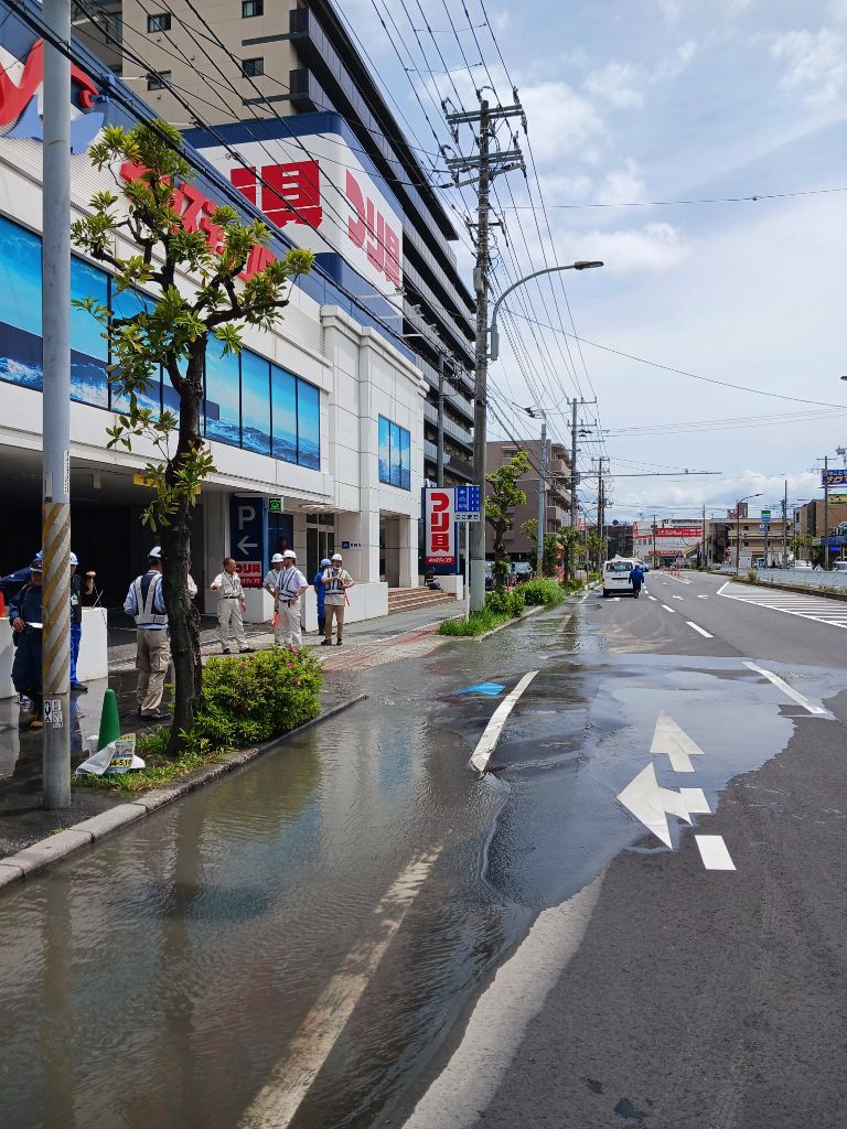 ichikawa_shi's tweet photo. ⚠南行徳駅前通りで道路冠水による交通規制⚠

現在、市川市南行徳１丁目２２番地先（南行徳駅前通り）で、上水道管の漏水による道路冠水に伴い、片側２車線（歩道含む）を通行止めにしていますので、通行にはご注意ください。

今後の状況等はこちらをご確認ください👇
https://t.co/pTbOSOalZu https://t.co/kWUsLOFpIC