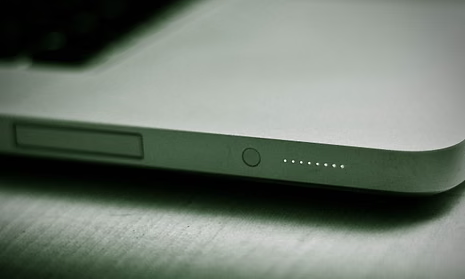 _zebisko's tweet photo. interestingly, the macbook had led indicators on their laptops back in '09 https://t.co/gM9wFyFiMx