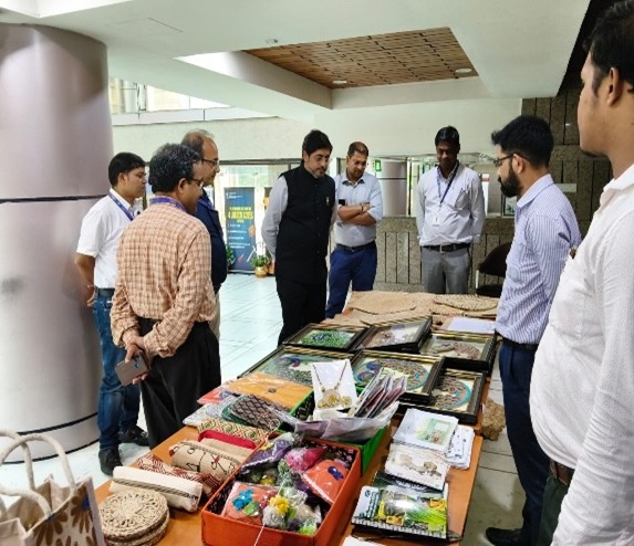 jutecorporation's tweet photo. Jute Diversified Products & Carpet Exhibition-cum-Sale
📍 Coal India HQ (Coal Bhawan)
📅 21–22 May 2026

Successfully hosted at @CoalIndiaHQ, this two-day exhibition showcased a vibrant range of eco-friendly jute diversified products (JDPs), handmade carpets, and sustainable lifestyle items.
From jute bags and office utilities to handicrafts, rugs, and home furnishings, the event provided a valuable platform for artisans, SHGs, and participating agencies to connect directly with buyers and stakeholders. The exhibition witnessed strong footfall and encouraging sales, reflecting growing demand for sustainable alternatives.
A key highlight was the interaction between MD, @jutecorporation and Director (HR), Coal India, who expressed keen interest in adopting jute products for official use—reinforcing commitment to green procurement.
The initiative not only promoted biodegradable, natural fibre-based products but also strengthened livelihood opportunities across the jute and carpet sectors.
A successful step towards sustainability, market linkage, and wider adoption of eco-friendly solutions. 🌿
@cmdjcil @TexMinIndia