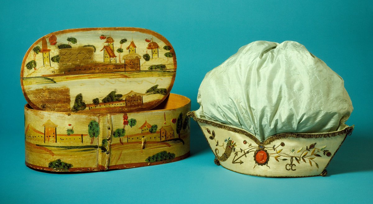 plummie9's tweet photo. Portugal, Lisbon

Work bag &amp; box, c.1787

Work bag:  Silk and gold embroidery, sequins, paste stones, wax seals,  painted wood; Box &amp; lid:  Painted wood.

@LACMA 
#FashionHistory https://t.co/46HLyoWXYo