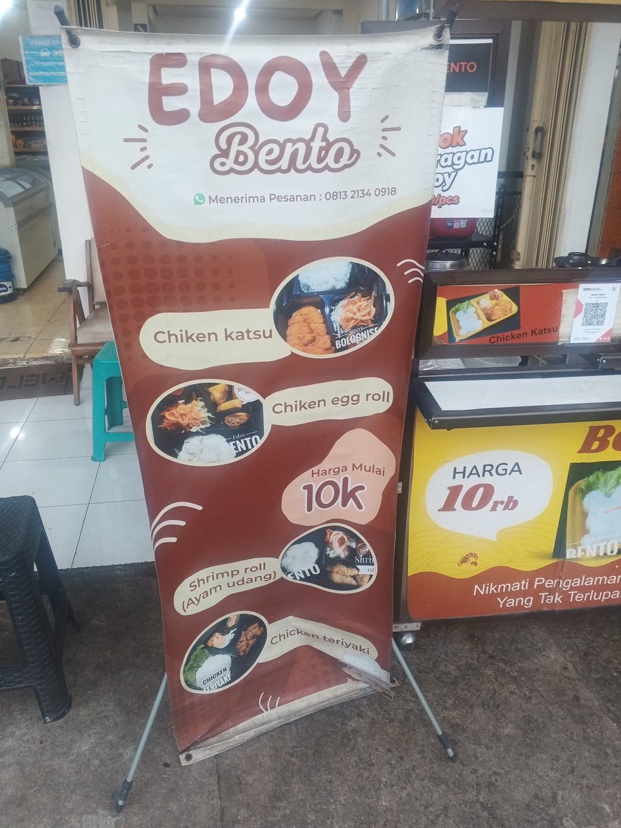 Singkongfly's tweet photo. Di ekonomi kaya gini masih ada bento harga 10.000 hehe. Yang penting bikin kenyang. 🤤 https://t.co/GRuJuGaQEE