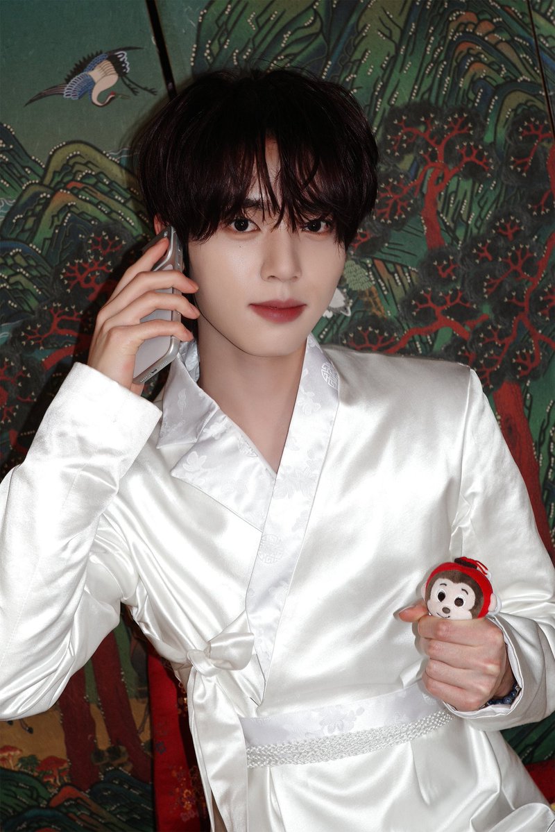 hanyujinz's tweet photo. please do not disturb the prince while he is having an existential crisis about his kingdom. ah, this prince just came from 2026, so yeah sometimes i make calls on my phone or watch ytube. https://t.co/Sn8E3enKTy