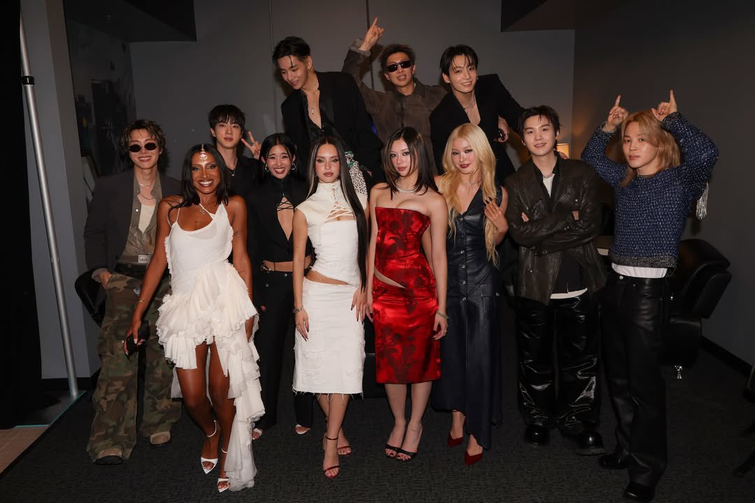 RiseOnBangtanAr's tweet photo. 📸 >> BTS y KATSEYE en los AMAs 2026!

#BTS #방탄소년단 @BTS_twt @bts_bighit 

Vía: Getty Images https://t.co/fhcjIp9b3G