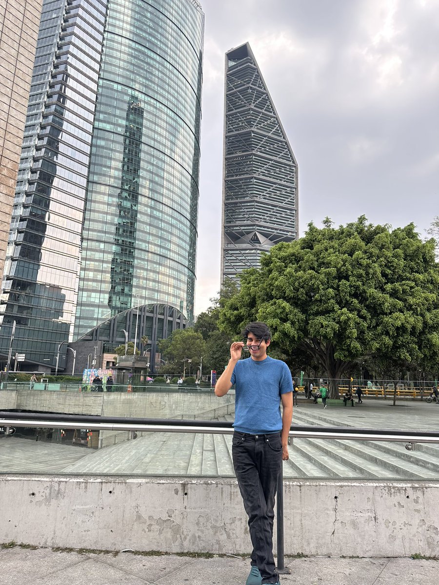 ronierlapaz's tweet photo. Celebro mi día en un país que me ha brindado oportunidades que me hacen feliz, quizás no esté mi familia cerca pero Dani mi hermano en México gracias por compartir conmigo https://t.co/XI6eIIxso2