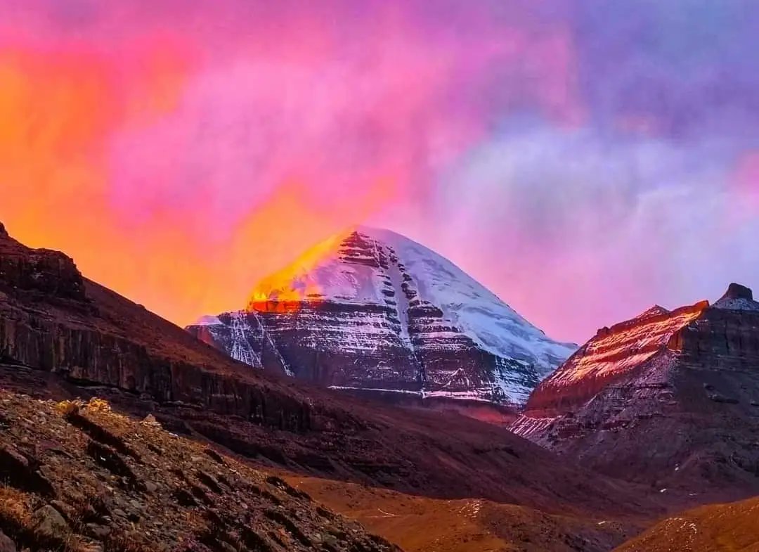 prearis's tweet photo. @laurenoflight_ Sis of light 💜♾️💜
Divine greetings from the Himalayas 😘 https://t.co/K8BWp7M0gV