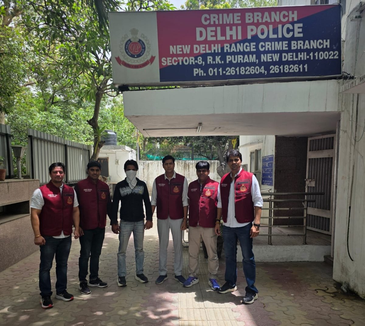 CrimeBranchDP's tweet photo. 🚨 𝗛𝗔𝗦𝗛𝗜𝗠 𝗕𝗔𝗕𝗔 𝗚𝗔𝗡𝗚’𝗦 𝗗𝗘𝗦𝗣𝗘𝗥𝗔𝗧𝗘 𝗦𝗛𝗢𝗢𝗧𝗘𝗥 𝗡𝗔𝗕𝗕𝗘𝗗 𝗕𝗬 𝗖𝗥𝗜𝗠𝗘 𝗕𝗥𝗔𝗡𝗖𝗛 🚨
👮‍♂️ In a major breakthrough, NDR, Crime Branch arrested a close associate of gangster Hashim Baba wanted in murder case of PS Welcome, Delhi.
📍 The accused was hiding in Karnal, Haryana and continuously changing locations to evade arrest.
🔫 He, along with his associates, allegedly shot dead a man inside a café in Welcome area following a sudden quarrel.
💪 Successful operation led by Insp. Rakesh Sharma under ACP Umesh Barthwal and overall supervision of DCP Sh. Pankaj Kumar 

🚨 हाशिम बाबा गैंग के शार्प शूटर को क्राइम ब्रांच ने दबोचा 🚨
👮‍♂️ एक बड़ी सफलता में NDR, क्राइम ब्रांच ने गैं��स्टर हाशिम बाबा के करीबी सहयोगी को गिरफ्तार किया, जो थाना वेलकम, दिल्ली क�� हत्या मामले में वांछित था।
📍 आरोपी हरियाणा के करनाल में छिपकर लगातार अपने ठिकाने बदल रहा था ताकि गिरफ्तारी से बच सके।
🔫 आरोपी ने अपने साथियों के साथ मिलकर वेलकम इलाके के एक कैफे में मामूली कहासुनी के बाद एक व्यक्ति की गोली मारकर हत्या कर दी थी।
💪 सफल ऑपरेशन इंस्पेक्टर राकेश शर्मा के नेतृत्व में, एसीपी उमेश बर्थवाल के निर्देशन तथा डीसीपी श्री पंकज कुमार के समग्र पर्यवेक्षण में संपन्न कि��ा गया।

https://t.co/2SPHFw2ydg
#DelhiPolice 
#CrimeBranch
@delhipolice