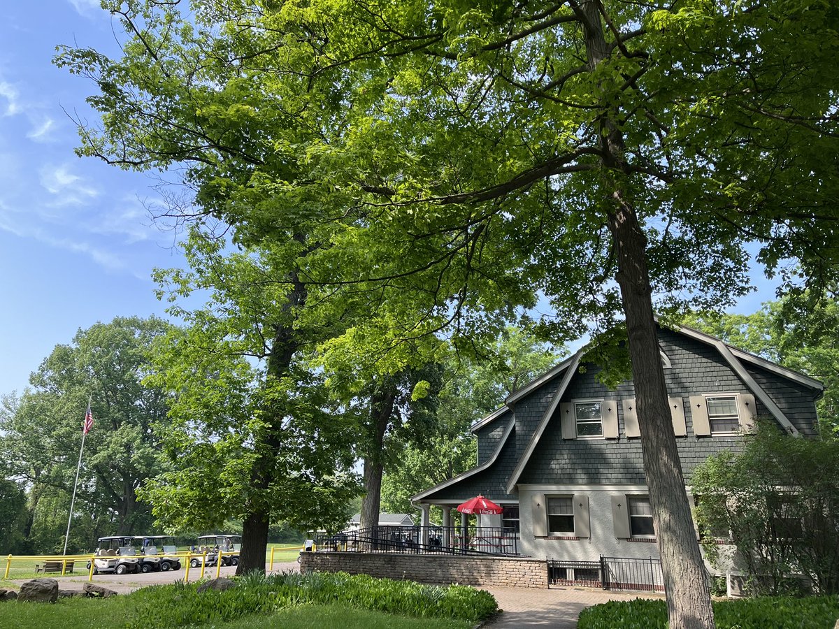 Rokusetsuyou's tweet photo. 3連休の終わりに夫氏とゴルフ⛳️  夫氏のER騒動から1週間が経ちゴルフができるまで回復して今はホッと一息。このまま何事もなく穏やかで楽しい夏を過ごせますようにと祈るばかり🙏　長年夫氏を見ていて思うのは肉食人種は強いということ。痛みに強くあれよと言う間に回復してしまう。気のせいだろうか。 https://t.co/jqKkUHsFXj