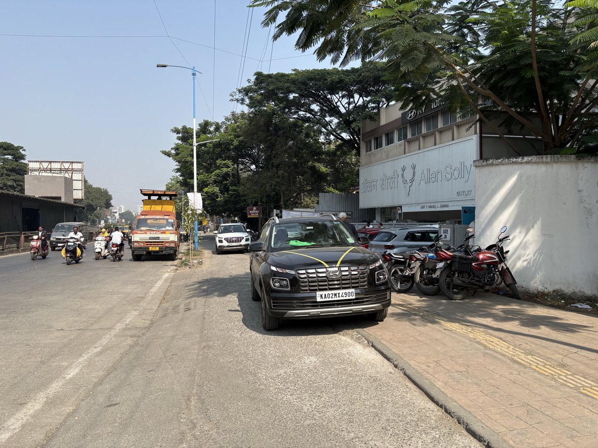 onlydeshpande's tweet photo. @Dev_Fadnavis @PuneCityPolice @CPPuneCity @PuneCityTraffic DevendraJi, footpath &amp; cycle track on Pune-Satara Road Swargate to katraj is given to Car decor &amp; washing centers, car servicing companies. Old people cant walk on footpath. Never expected this in your regime. Pls act. https://t.co/P3Oor5hynG