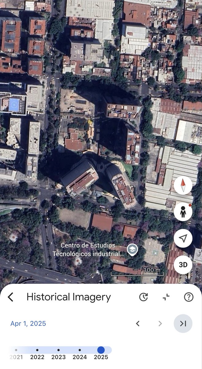 ElenoAM's tweet photo. Ese “suelo permeable” era literal una plancha de asfalto. Pero bueno, sigamos defendiendo los intereses de los NIMBYs en medio de una escasez de vivienda. https://t.co/JiLPmlPVNP