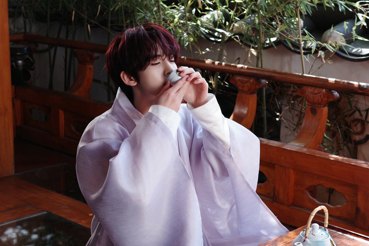 hanyujinz's tweet photo. time to sip my warm tea and write down some brilliant royal thoughts with my brush and ink. https://t.co/Gg48hHca3h
