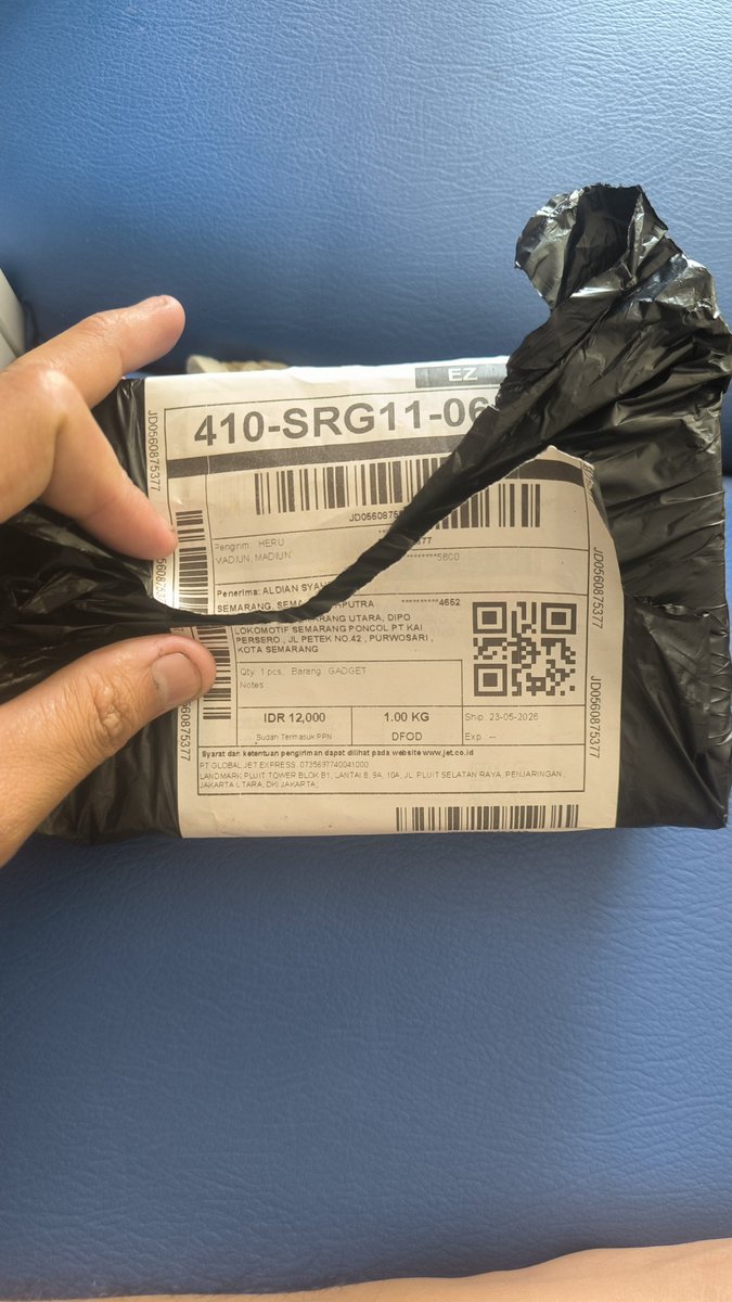 ikeyiop's tweet photo. @jntexpressid Dateng paket kosong gimana ini min?
masa mau nilep barang user https://t.co/onkQTx5aTy