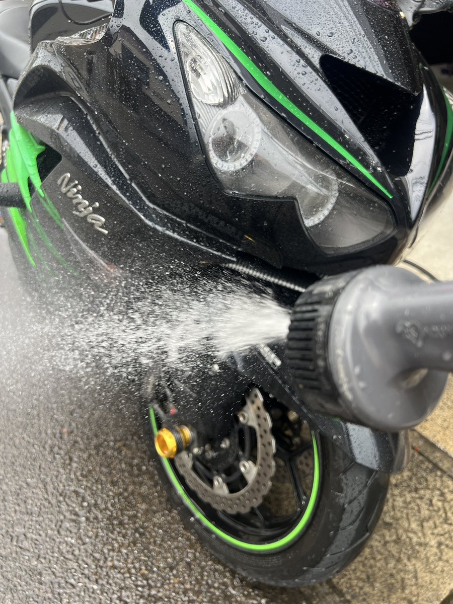 海沿いでのイベントで潮だらけ💦念入りに洗車するで🚿 #kawasaki