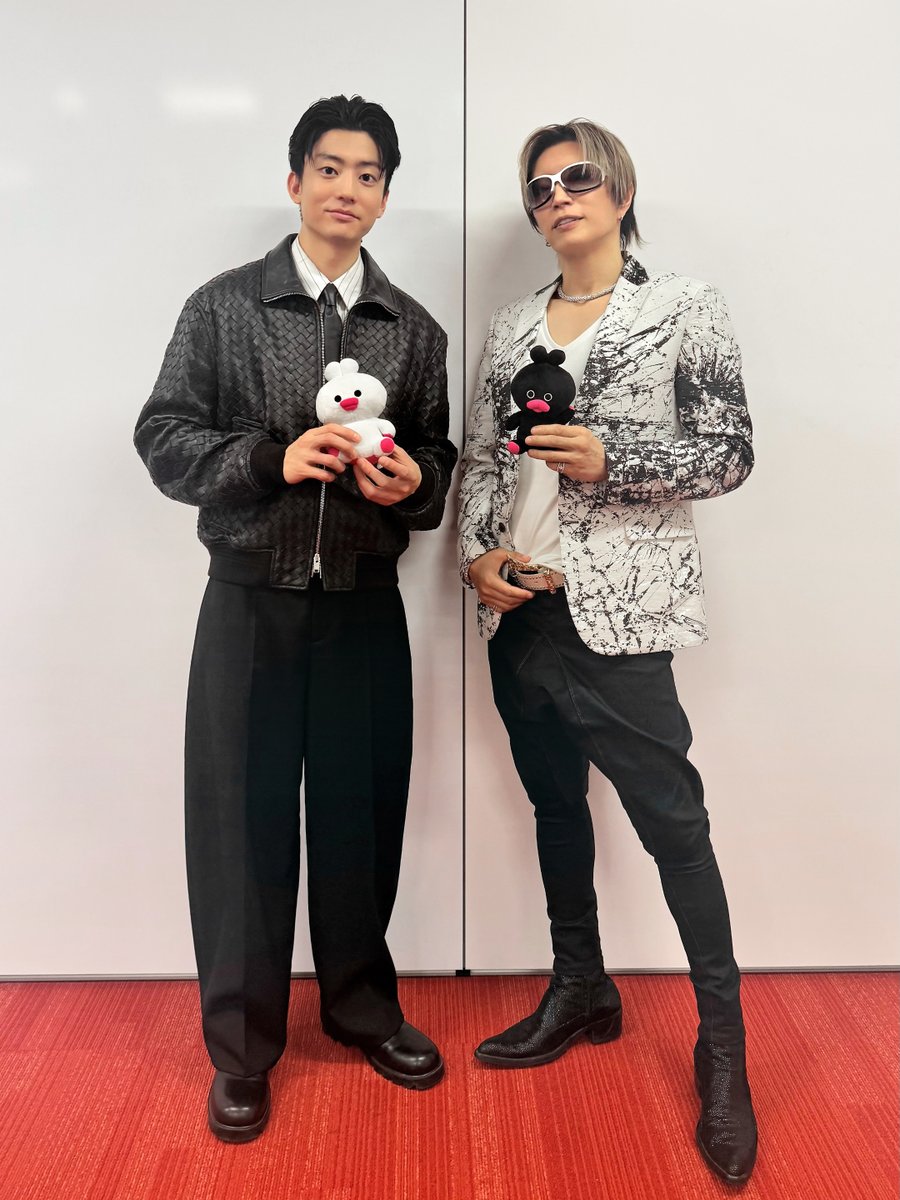 drama_wowow's tweet photo. 連続ドラマW　#コンサルタント―死を執筆する男―
6/7(日)午後10:00放送・配信スタート👔

この日は取材日✨
#伊藤健太郎 さん＆#GACKT さん
#ウーとワー と一緒に📸

インタビューや取材記事は、
雑誌やWEBメディアに続々と掲載中！！

記事を見た！という方はいいね💙で
ぜひ教えてください📲

 #WOWOW https://t.co/drfksJvCNu