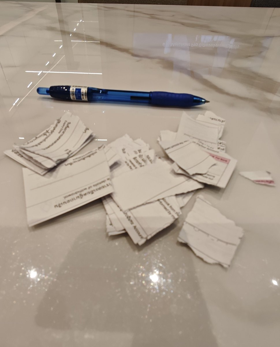 RPOBB's tweet photo. Signed 11 times. Bangkok Bank will you ever learn a signature can not be signed exactly the same everytime #FFS https://t.co/IfpxvdyPL4