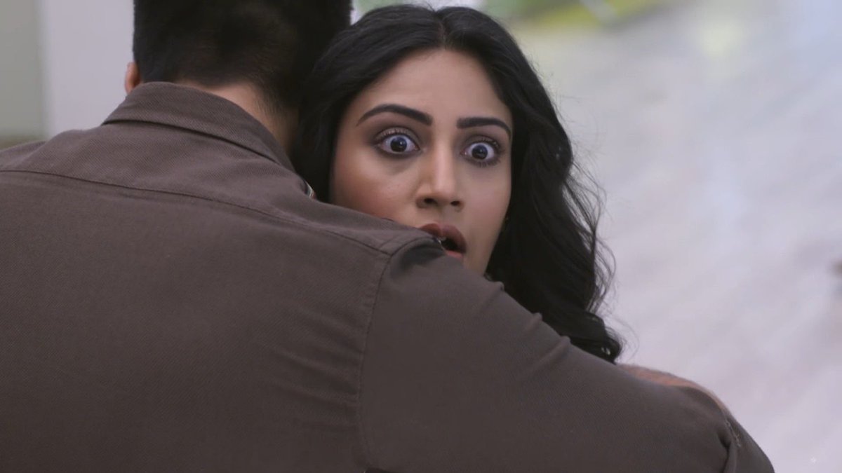 klaroliner123's tweet photo. Dr. Ishani ka reaction when she got hugged by Sid 🤣🤣🤣🤣🤣🤣🤣🤣🤣
Ishani is really adorable 🤣🤣❤️❤️❤️
#SidIsha https://t.co/1x71dhPGoK