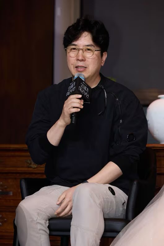 infodrakor_id's tweet photo. Tim produksi, aktor aktris, penulis dan sutradara sudah minta maaf soal kontroversi drama Perfect Crown yang dituduh menggambarkan Joseon sebagai negara bawahan Tiongkok.

Sutradara Park Joon Hwa menegaskan kalau dramanya sama sekali bukan bagian dari Northeast Project China. Konsep dramanya cuma dunia fiksi di mana Dinasti Joseon masih bertahan sampai abad 21 dalam bentuk monarki konstitusional.

Masalah mulai besar setelah episode 11 karena adegan penobatan Ian:

- memakai mahkota gu-ryu-myeon-ryu-gwan yang identik dengan simbol negara tributary/bawahan China,
- lalu meneriakkan cheonse

Banyak penonton Korea merasa itu membuat Joseon terlihat seperti negara bawahan Tiongkok, apalagi adegannya dipakai netizen China untuk narasi sejarah mereka.

Park Jun Hwa bilang itu murni karena kurangnya pemahaman sejarah dari pihak produksi, bukan niat untuk merendahkan kedaulatan Korea. Dia mengaku terlalu fokus mereproduksi bentuk upacara Joseon secara visual, tapi gagal menunjukkan bahwa Joseon tetap negara yang merdeka dan berdaulat.

Soal tuduhan unsur budaya China lain: dia bilang peralatan teh di drama sebenarnya teh modern biasa, bukan tea ceremony China dan karakter Hui Ju bukan membenci hanbok, tapi dibuat sebagai simbol budaya modern yang kontras dengan keluarga kerajaan.

Saat ini pihak MBC telah menghapus adegan penobatan episode 11 drama Perfect Crown. Karena harus diterapkan ke banyak platform, prosesnya akan memakan beberapa hari. 

https://t.co/xCqBSuRuEi

https://t.co/oPWu6grWw0