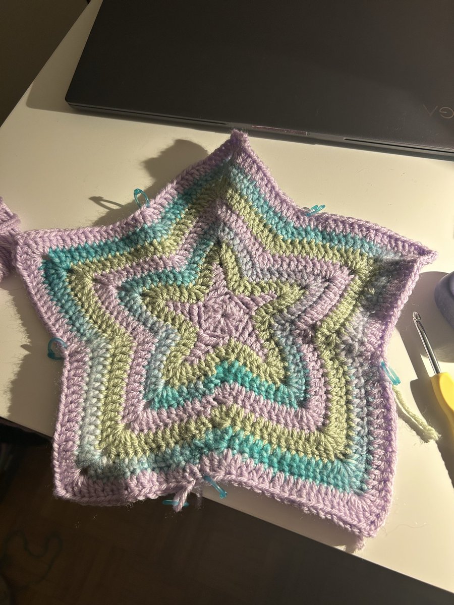 leafsfrog's tweet photo. nobody talk to me for the next week, I decided last minute to crochet a top for 5sos and I absolutely don’t have the time https://t.co/qVjMQZEDwV