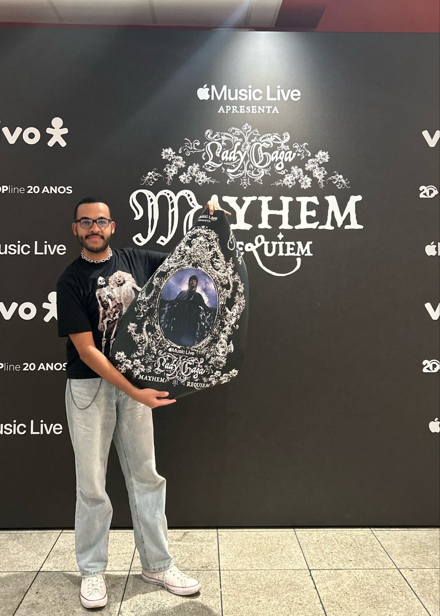 shotgunrider81's tweet photo. Levei o pôster oficial pra casa #REQUIEM https://t.co/7LHQJh96zf