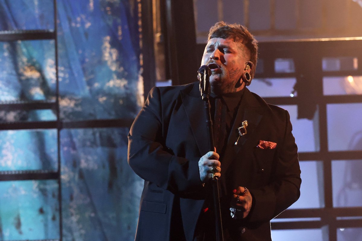AMAs's tweet photo. It's giving Mr. Knows how to put on a powerful #AMAs performance. We 🫶 you @teddyswims! https://t.co/OUEkTRmirx
