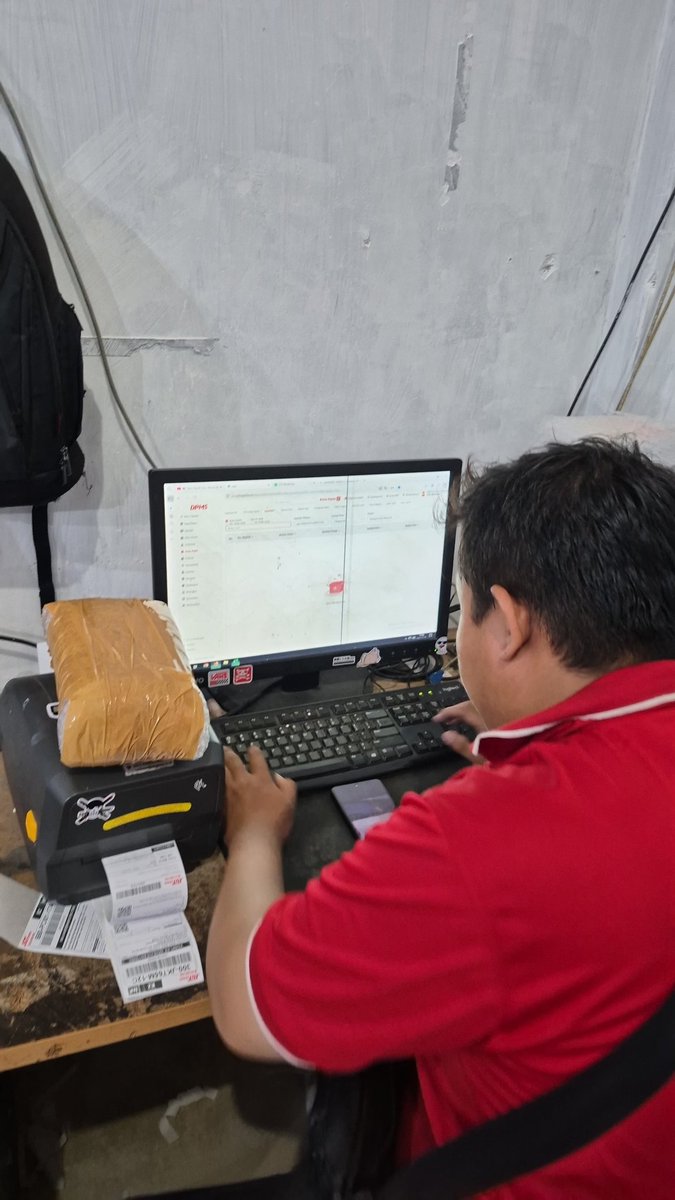 ikeyiop's tweet photo. Ada yang pernah ngalamin ga si, gue kan beli iphone ditemen gue pngiriman pake @jntexpressid nah sebelum dikirim paket seperti gambar 1 dan pas nyampe jadi kosong dan paket berbeda tapi resi sama apakah paket gue ditilep sama kurir @jntexpressid https://t.co/cSgsjt3V8V