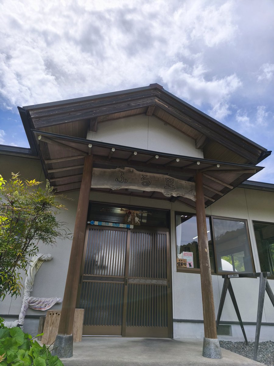 Raygass's tweet photo. 鶏もも定食、豪快。丼ものや唐揚げ定食より食べにくそうだと思いつつも注文してしまった。いい感じに塩コショウがきいていてとても美味い https://t.co/NKRvk1IKYB