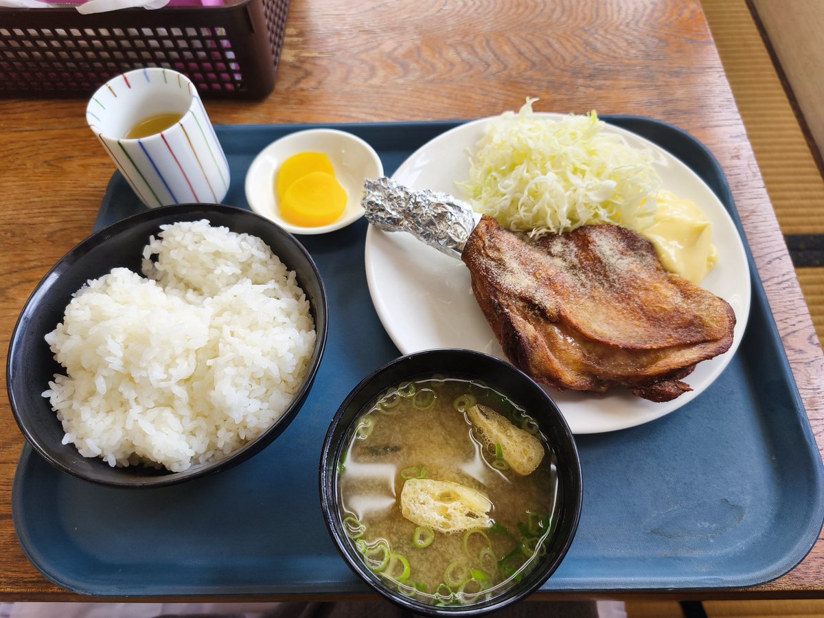 Raygass's tweet photo. 鶏もも定食、豪快。丼ものや唐揚げ定食より食べにくそうだと思いつつも注文してしまった。いい感じに塩コショウがきいていてとても美味い https://t.co/NKRvk1IKYB