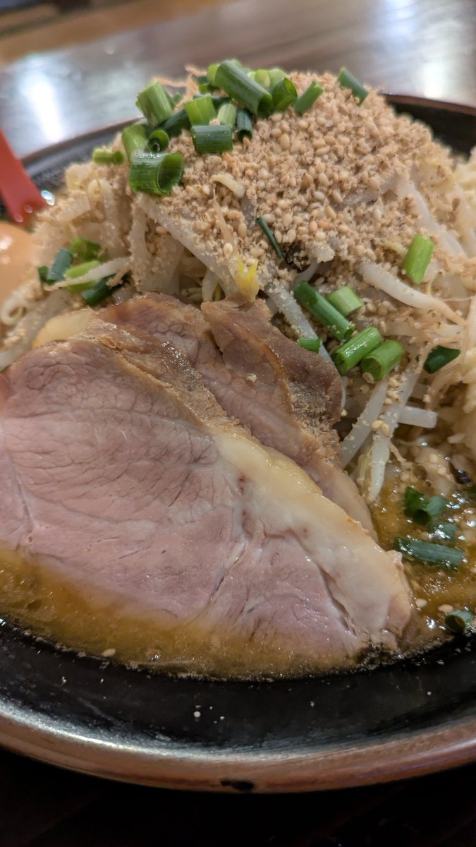 ichiro_1017's tweet photo. 本日は『麺処 天神矢』さんへ
魚屋豚次郎（ニンニク増し増し）＋味玉をいただきました
限定麺。私の好きな言葉です。

美味しいラーメンごちそうさまです https://t.co/CFlqcXSnlc