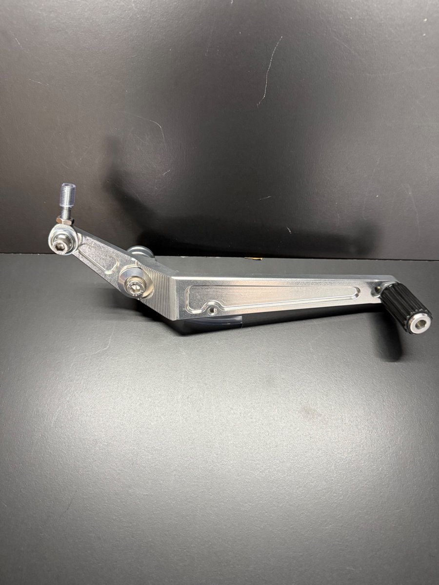 agras_agras's tweet photo. アグラス製CBR1000RR-R 2020年-4ポジションバックステップ（312-182-000）

アルミ削り出し製で軽量かつ高剛性のバックステップ！
ポジションは4種類の調整が可能でUP:20㎜/30㎜、BACK:15㎜/25㎜と自分仕様に調整できます。
また、逆チェンジも可能なので、ライディングの幅が広がります。
スポーツ走行からツーリングまで幅広く対応するバックステップは、バイクライフをさらに楽しく豊かにしてくれること間違いなし！

#AGRAS
#アグラス
#CBR1000RRR
#HONDA
#アグラスカラミーショップ
#バックステップ
#4ポジション
#カスタムバイク
#カスタムパーツ
#ホンダ
#SC82