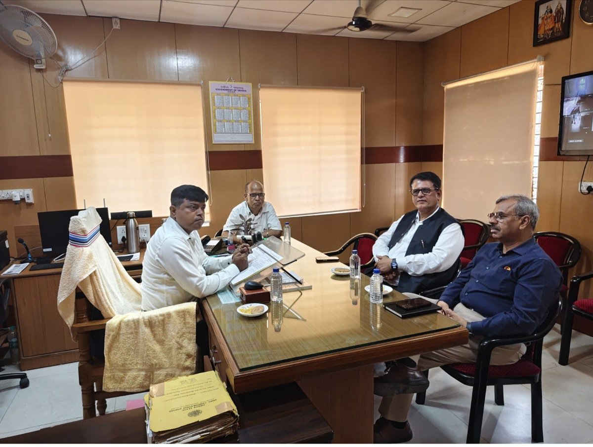 OSSCLtd's tweet photo. 25.05.2026
MD, OSSC had a productive meeting with CMD, HIL to finalize the strategic arrangement and distribution of diverse seed varieties for the 2026-27 season. Ensuring agricultural growth and timely supply. https://t.co/fwefjhdzif