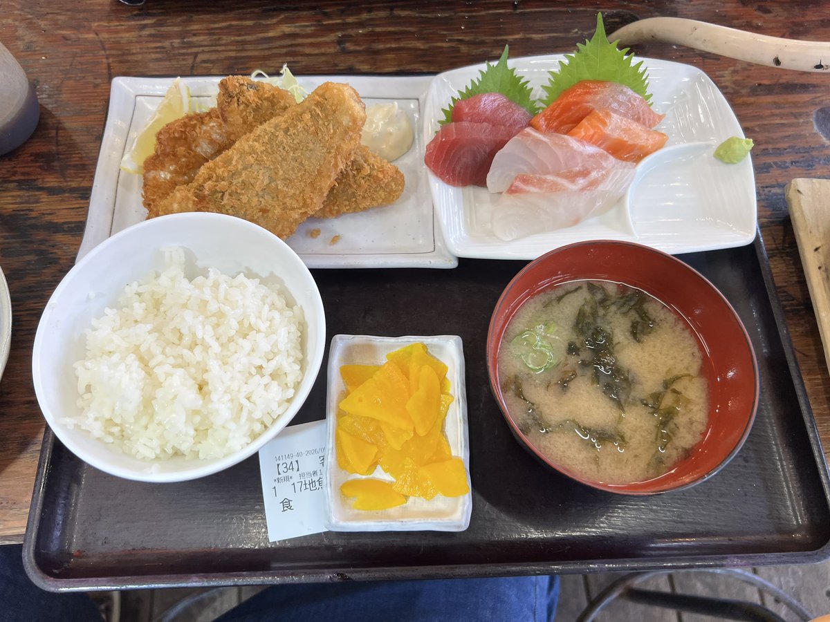 GoGoGoGotham's tweet photo. 沼津港で地魚フライと刺身定食に浜焼きホタテと牡蠣のアヒージョ食べてきた
贅沢しちょるわ https://t.co/FN7tJSyRLW