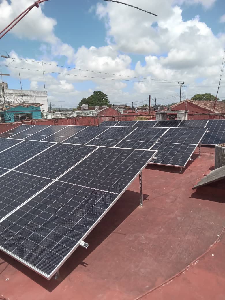 RobertoPrezMor3's tweet photo. Casi listo el sistema fotovoltaico instalado en el Centro de Telecomunicaciones de Camajuani. Con una capacidad de 30KW debe garantizar la vitalidad de los servicios de telecomunicaciones en esa cabecera municipal.
#EtecsaConCuba
#VillaClaraConTodos https://t.co/IAFXAA7CM9