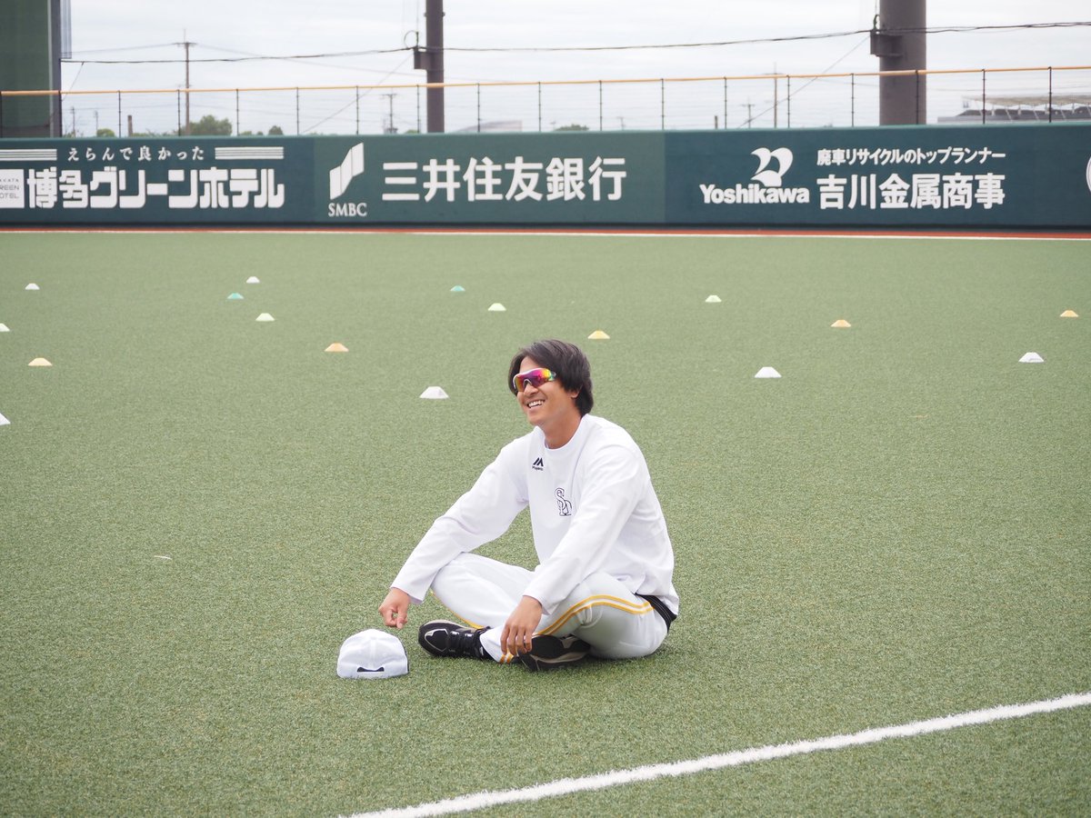 Bambies2025's tweet photo. まもなく2軍の集合！

1番にグラウンドに現れた
#柳町達 選手🥺

「髪が伸びた」とのことです！
#sbhawks
#Bambies https://t.co/JdskvGpsSI