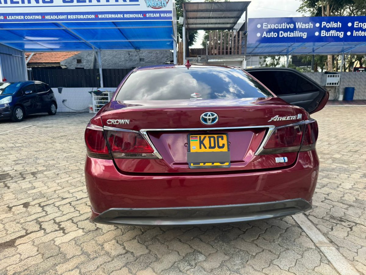 Hey__Z's tweet photo. "Niaje Bro 
I need help with selling this unit "

Let's help a brother out RT widely 

Toyota Crown Athlete (Hybrid) 
2014 model
2.0L petrol - hybrid
Maroon in colour 
169500kms on the odometer 
Buy and drive 

Asking price : KES 1,800,000
📍Roysambu
📞0705150821 https://t.co/PFt1IKN7Ak