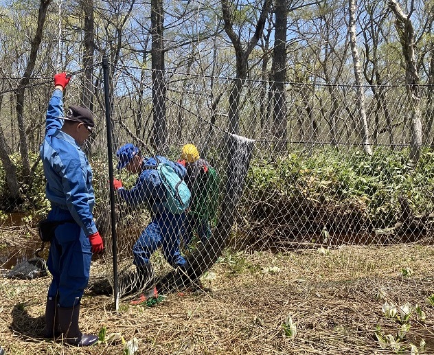 TEPCOPG's tweet photo. 【尾瀬の自然を守る！植生保護活動に参加】
当社群馬総支社は、公益財団法人 尾瀬保護財団のご依頼を受け、企業ボランティアとして尾瀬国立公園での植生保護活動に参加しました。

二ホンジカの採食や掘り起こしから貴重な自然を守るため、他企業や尾瀬ボランティアの皆さまと協力し、 ポール設置やネット張り、アンカー打ち込みを行い、植生保護柵（シカ柵）を設置しました。

当社は、今後も自然環境保護や地域社会への貢献に努めてまいります。

#TEPCOPG