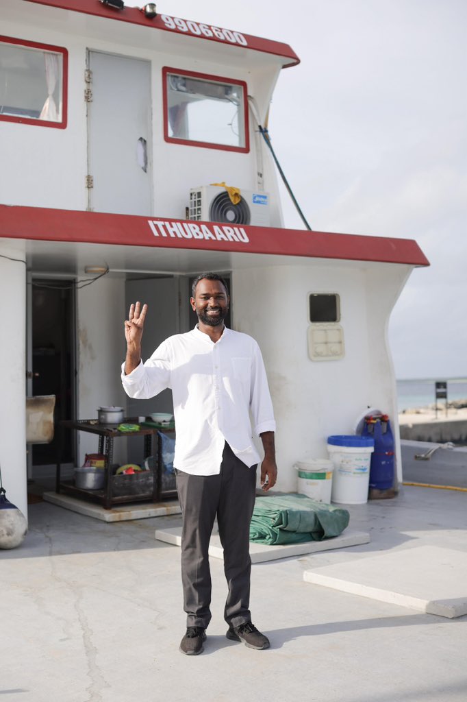 safaathahmed's tweet photo. އެމް.ޑީ.ޕީއަށް މިވަގުތު އެންމެ ބޭނުމީ މީކާއިލް ކަހަލަ ނިއުޓްރަލް، ތާޒާ ހިޔާލުތަކާއި އެކީ ޕާޓީގެ އިދާރީ ހުންގާނާއި ހަވާލުވާނ�� ލީޑަރެއް. މީކާއިލް އަކީ ޒުވާނުންގެ ކާޑު ބޭނުންކޮށްގެން ވިއްކަން ޖެހޭ ބޭފުޅެއް ކަމަކަށް އަޅުގަނޑެއް ނުދެކެން. މީކާއިލް އަކީ ތައުލީމީ، ގާބިލް، ހަރުދަނާ އަދި ސިޔާސީ ދާއިރާގައި އޭނާގެ ކެޕޭސިޓީ ރަނގަޅަށް ދައްކުވައިދީފައިވާ، މިމަގާމަށް ދޮންވެ ފައްކާވެފަ ހުރި ލީޑަރެއް. މީކާއިލް އާއިއެކީ ކުރި ކޮންމެ މަސައްކަތަކުން އަޅުގަނޑަށް ފާހަގަ ވީ އޭނާގެ މެޗުއާރިޓީ، ކުއަލިޓީ، ހިންގުންތެރިކަމާއި ހަރުދަނާކަން. އެމްޑީޕީ ކުރިއަށް ދެވޭނީ އެމްޑީޕީގެ އެތެރެގެ މަގާމުތަކަށް މީކާއިލް ފަދަ ބޭފުޅުންނަށް ފުރުސަތު ދީގެން. 

@MickailNaseem 

#Mickail4CP #Ithubaaru