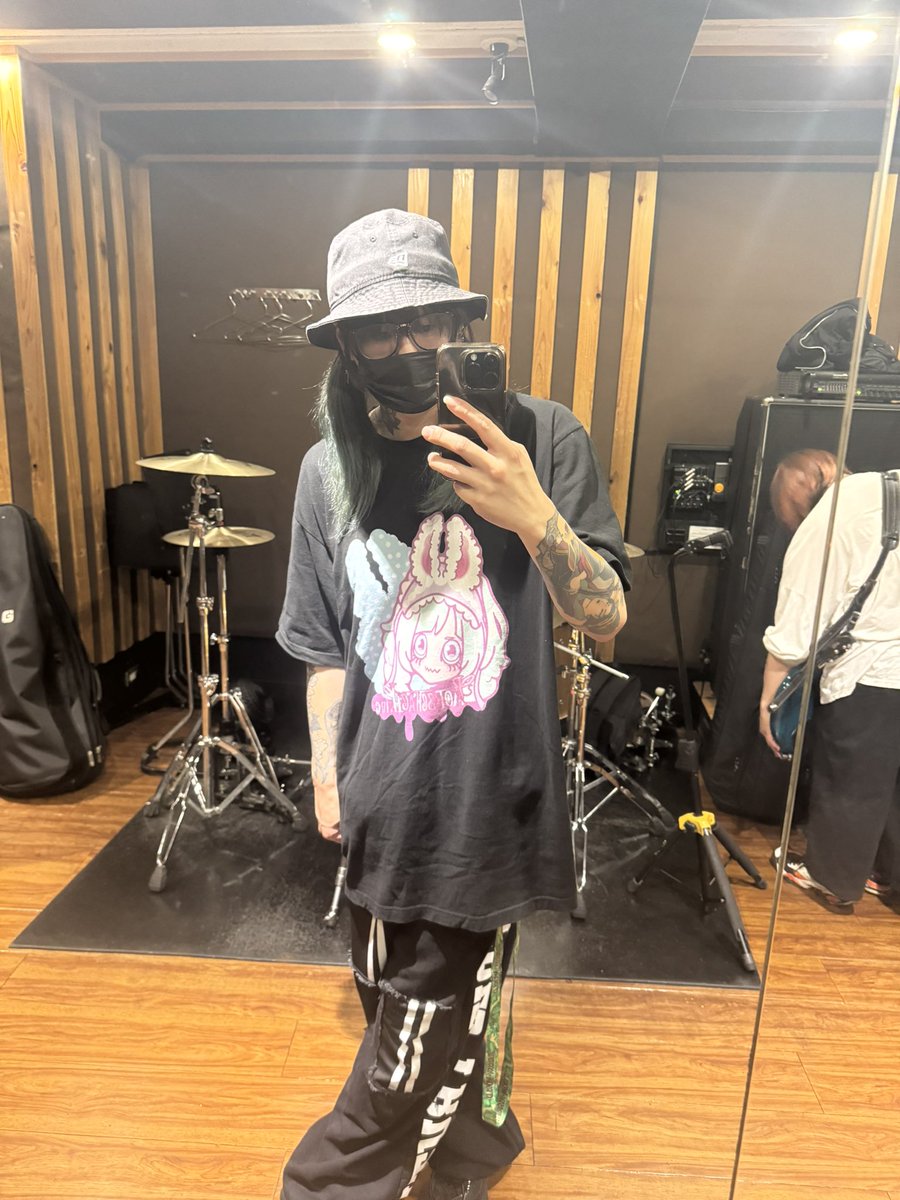 okayutter's tweet photo. リハに自分のTシャツ着てくる変人
６月１１日よろしくお願いします https://t.co/KR8TgpjLW2