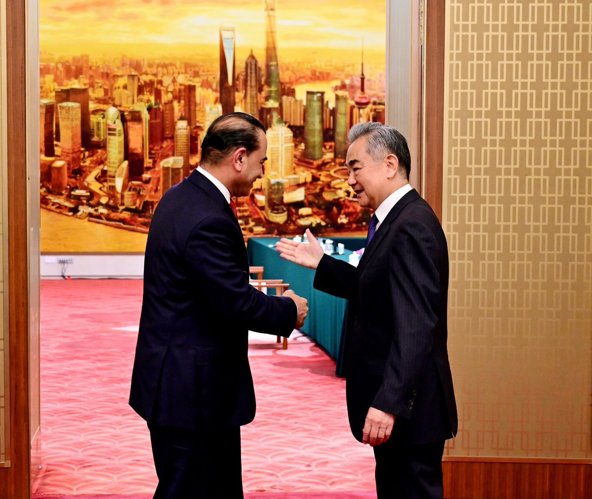 Chinese FM Wang Yi met with Pakistan’s Chief of Defence Forces and Chief of th...