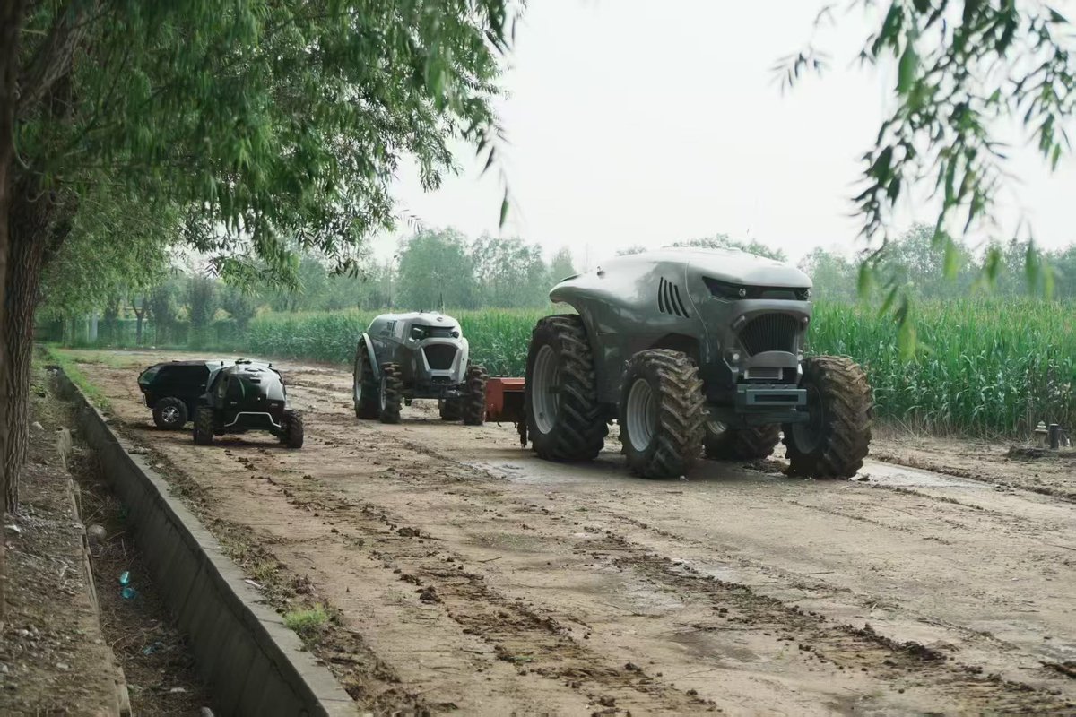 BeijingEvening's tweet photo. 打卡大城｜这里的农作物授粉用上机器人
A quiet scientific revolution is unfolding in #Beijing’s countryside. From driverless tractors to robot seed breeders and crop-checking robo-dogs, these sci-fi scenes are becoming a reality right in the fields. #FutureFarming #SmartAgriculture https://t.co/35ELcoyQ9T