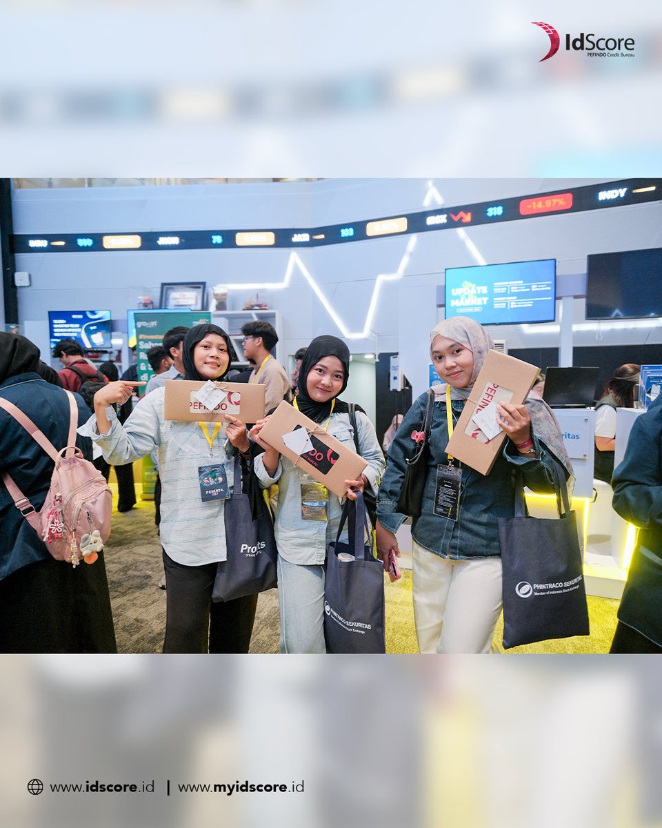IdScore_Ind's tweet photo. Kesempatan ini menjadi ruang bagi IdScore untuk berinteraksi langsung dengan masyarakat, memperkenalkan layanan informasi perkreditan, serta mendukung semangat literasi dan inklusi keuangan yang menjadi inti dari acara ini. https://t.co/D6rpnOsOiu