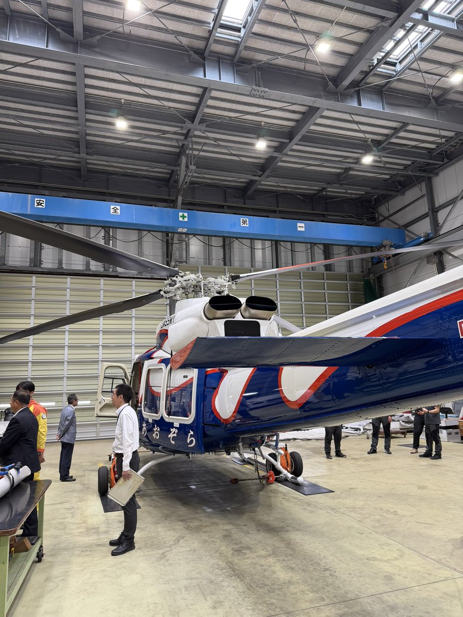 ng1046's tweet photo. 先週の総務政策常任委員会県北調査。
【宮崎防災救急航空センター】
・防災救急ヘリコプター「あおぞら」の機体更新
旧機体が約20年経過し修繕等も頻発、新機体に更新した。エンジン出力等がアップして強風でも安定性が向上し物資輸送、消火任務等で余裕のある運用が可能に。30分以内で県内カバー可能 https://t.co/svCEkO1JkD