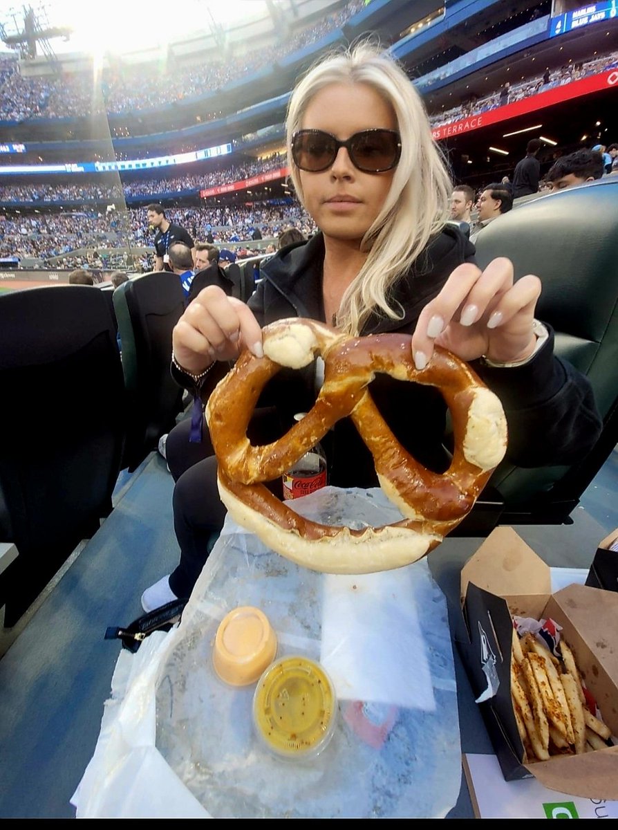 female jays fan 🇨🇦, marathon runner mediocraire tweet media