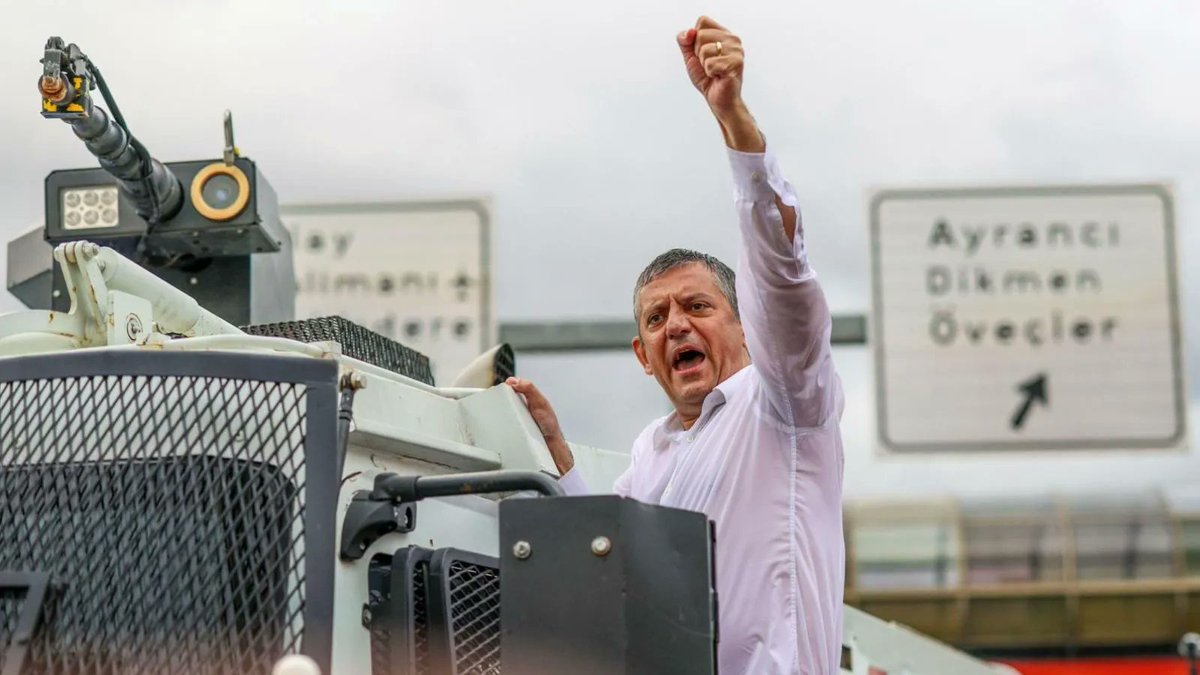 DldlMahmut's tweet photo. İkonik fotoğraflar

Şili'de,Arjantin'de, Portekiz'de,Moskova'da, Tiananmen Meydanın'da gördüğümüz fotoğraflara bir yenisi eklendi.

Modern tarihin siyasi sembolleri fotoğraflarla insanlığın belleğine kazınıyor. https://t.co/BWIRCr410o