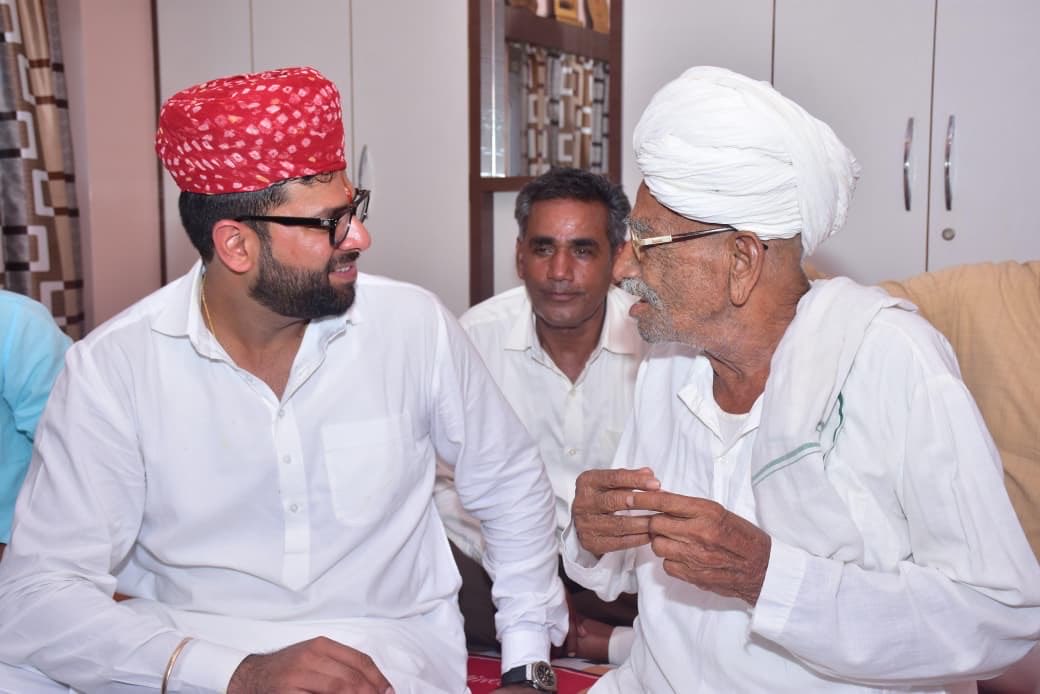 DVJChautala's tweet photo. हमारे पैतृक गांव नौखा, राजस्थान से पूर्व सरपंच चौ. भीयाराम गोदारा जी के निधन का दुःखद समाचार प्राप्त हुआ। चौ. भीयाराम जी का आशीर्वाद, स्नेह और अपनापन हमारे परिवार के लिए हमेशा अविस्मरणीय रहेगा। परिवार के सदस्य के रूप में उनका स्नेह और मार्गदर्शन सदैव हमारे दिलों में जीवित रहेगा।

ईश्वर दिवंगत आत्मा को अपने श्रीचरणों में स्थान दें और शोक संतप्त परिवार को इस अपार दुःख को सहन करने की शक्ति प्रदान करें। 🙏