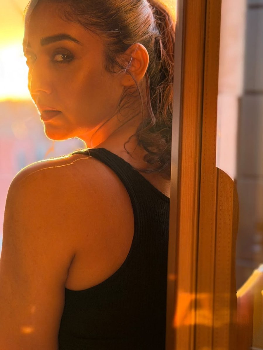 filmfare's tweet photo. #Nayanthara frames a perfect sunset silhouette in the golden hour.  ✨️

#Celebs https://t.co/Pj8fEqEDXg